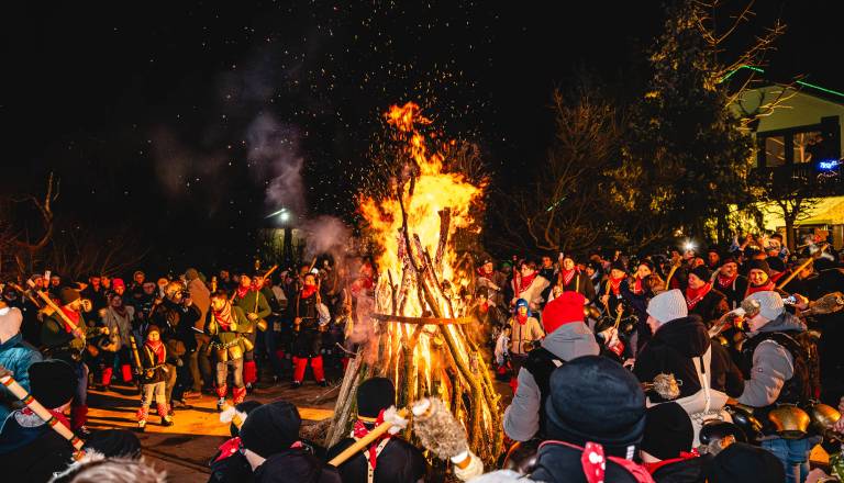 FOTO in VIDEO: Na Ptuju se je začelo pustovanje, tako pestro je bilo na korantovem skoku
