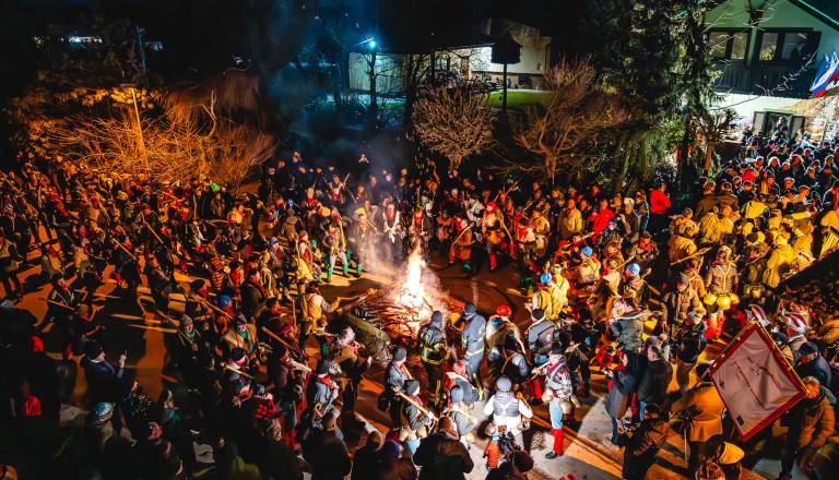 FOTO in VIDEO: Pust se je uradno začel! Poglejte, kako so ob polnoči pregnali zimo