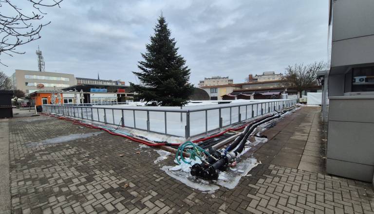 FOTO in VIDEO: Zimske radosti so se končale, drsališče že odstranjujejo