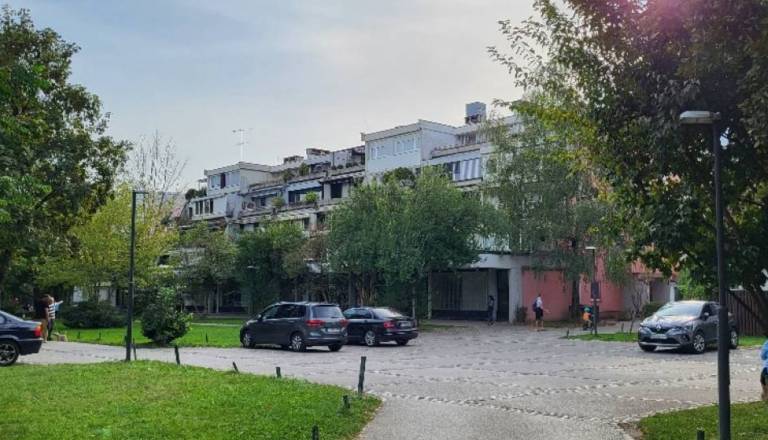 Nevarni količki v Kosezah so kar ostali, čeprav tam prometa več ni – Janković bo Koseze zdaj tako uredil