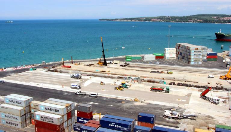 Plin v Luki Koper poslal delavce v bolnišnico: Policija sumi kaznivo dejanje