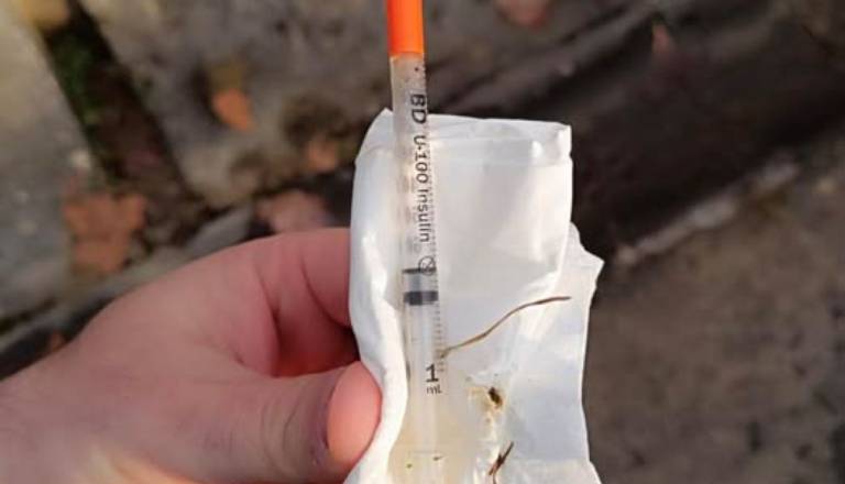 Deklica se je vbodla z injekcijsko iglo, ki jo je našla na igrišču v Dravljah, prinesla jo je tudi v vrtec