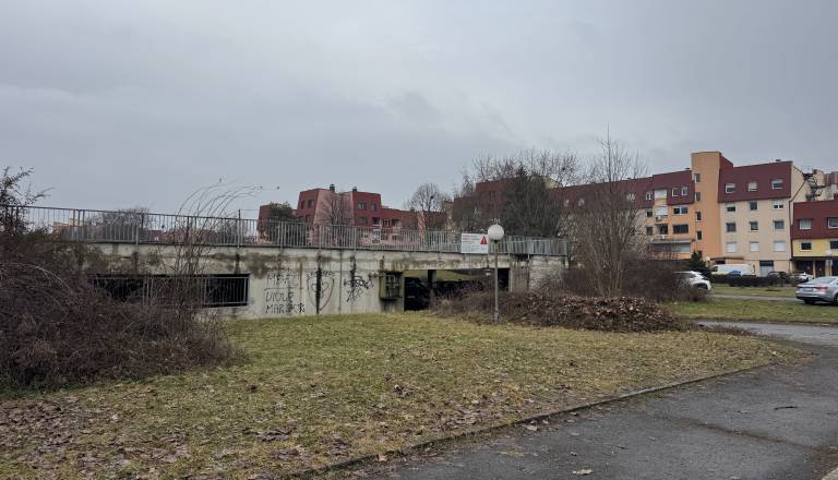 FOTO in VIDEO: Mariborčani zgroženi in jezni. O zaprtju garaže so izvedeli z listkov na avtih