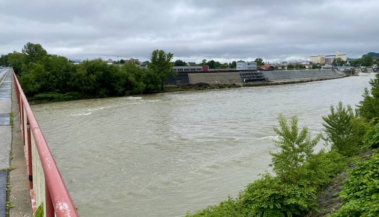 Previdno! Sredi dneva bodo začele naraščati reke