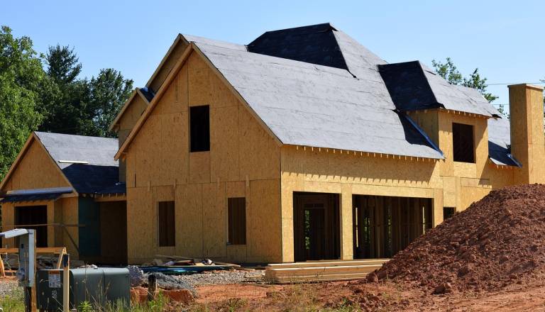 Še nimate 40 let niti lastnega doma? Ta Dolenjska občina vam lahko pomaga