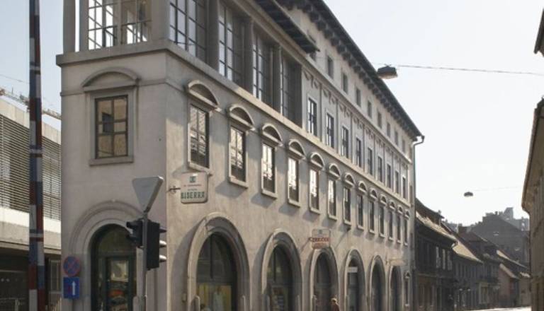 Zastavni jambor Jožeta Plečnika pred Pegleznom propada, občina ima do arhitektove zapuščine takšno stališče