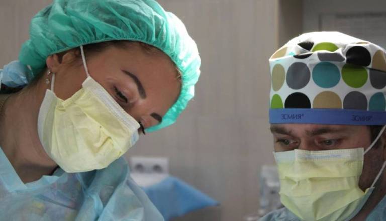 Starši pokojne Korošice, ki je umrla po lepotnem posegu v Turčiji: Klicala na pomoč, a odziva ni bilo