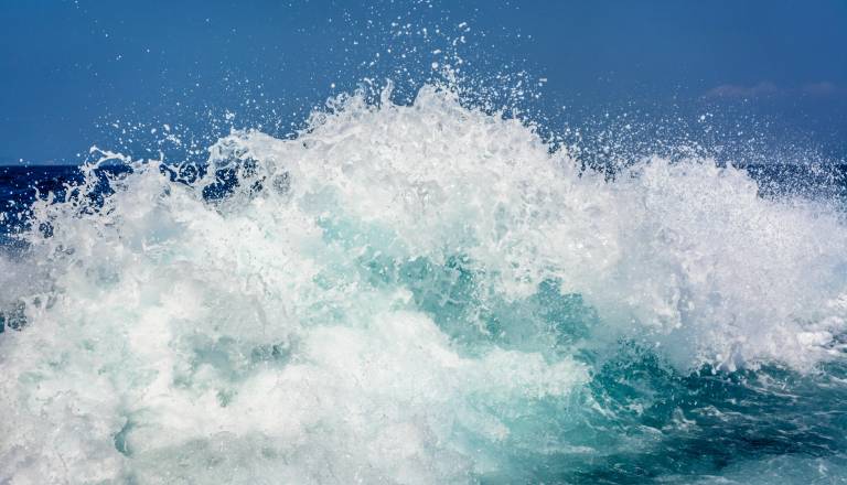 Pogum, ki je rešil življenja: 13-letnik plaval več ur in rešil družino na morju