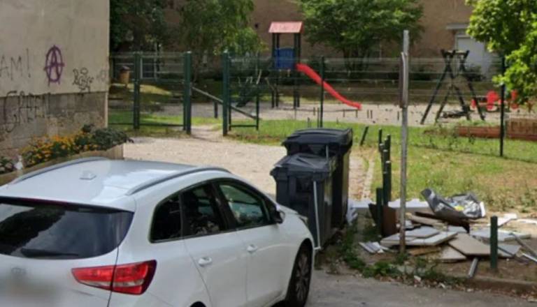 Vandalizem in igle vodili v zaklepanje otroškega igrišča v središču Ljubljane: Starši po ključe na recepcijo