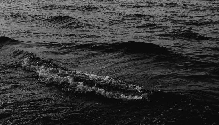 Nadčloveški pogum: 13-letnik štiri ure plaval v razburkanem morju, da bi rešil svojo družino