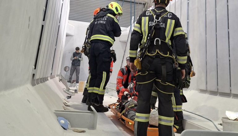 Padel v kotel in se poškodoval, pomagali so mu gasilci