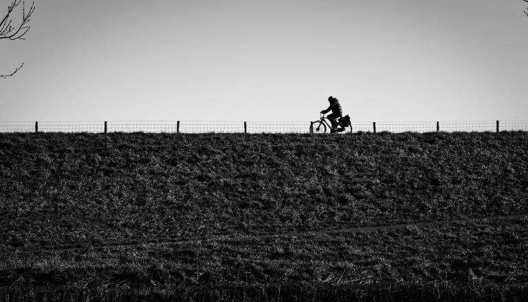 85-letnik z električnim kolesom padel zaradi vožnje preblizu roba ceste