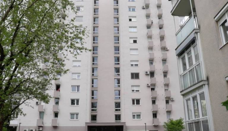 Kaj storiti? Iz sosednjega stanovanja v bloku se širi neznosen smrad: »Ko so se vrata odprla, so smeti padle na hodnik.«