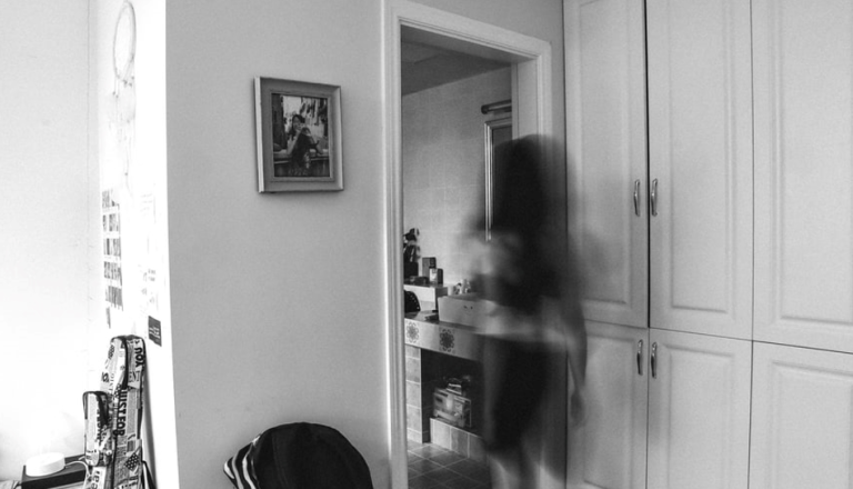 Grozljivo: Mati sinova leta silila v nepredstavljiva dejanja, zdaj je znana kazen