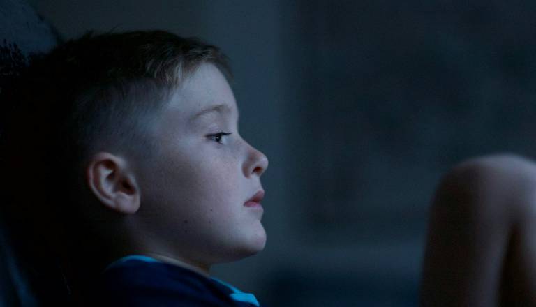 Groza za zaprtimi vrati: Mati sina leta zlorabljala, silila ju je tudi v lizanje straniščne školjke