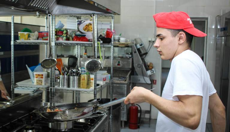 Iščete službo na Gorenjskem: V kuhinjo za 1.800 evrov, ali pa v administracijo za 2.500 evrov