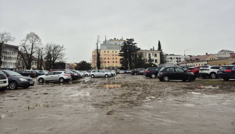 FOTO in VIDEO: Divje parkirišče 'tone' v blatu, vozniki skoraj obstali v luknjah