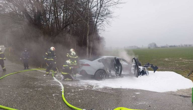 Na Štajerskem avtomobil zgorel sredi ceste, škode za 80 tisočakov