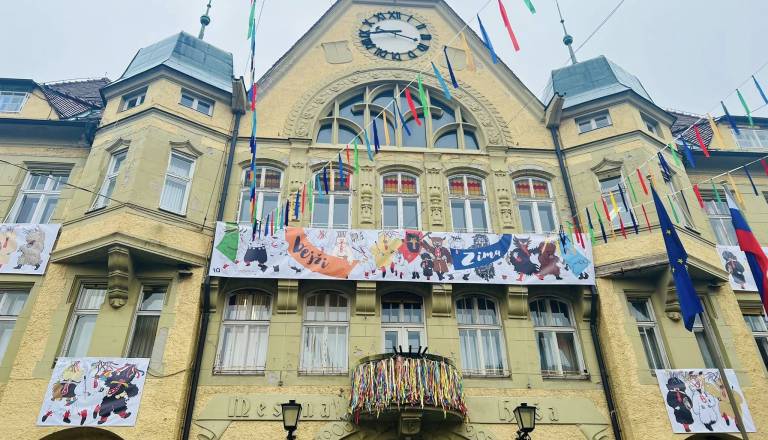 Mestna hiša v pisanih barvah pozdravlja pustni čas