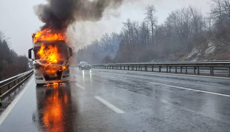 Na odseku Logatec–Unec ena lažna prijava, nato pravi požar tovornjaka