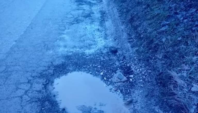 Stanje v Črnučah tako katastrofalno, da pešci hodijo kar po cesti