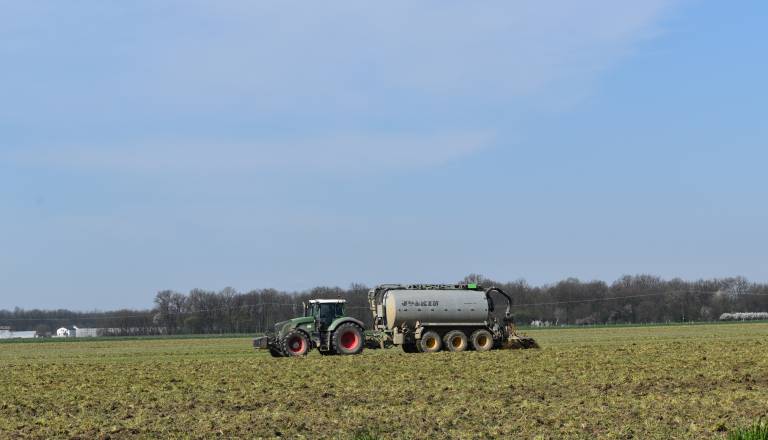 Kmetje gredo jutri pred parlament: ponovili bodo 16 zahtev