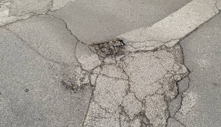 Po zimi več udarnih jam: