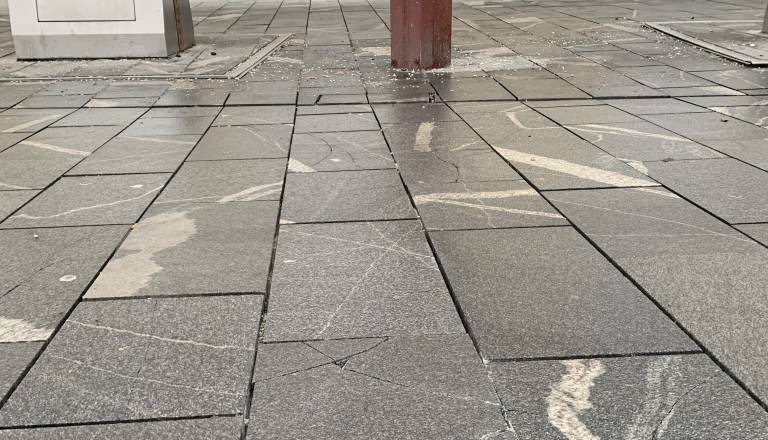 FOTO in VIDEO: Sneg je skopnel in razkril stare težave na Glavnem trgu 