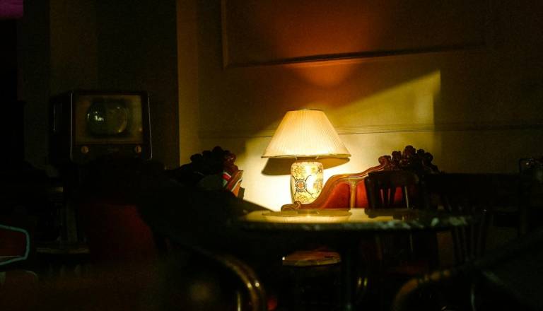 Pretresljiva zgodba iz Maribora: Ostala je sama s tremi otroki, računi in stroški pa zdaj težji kot kdajkoli prej