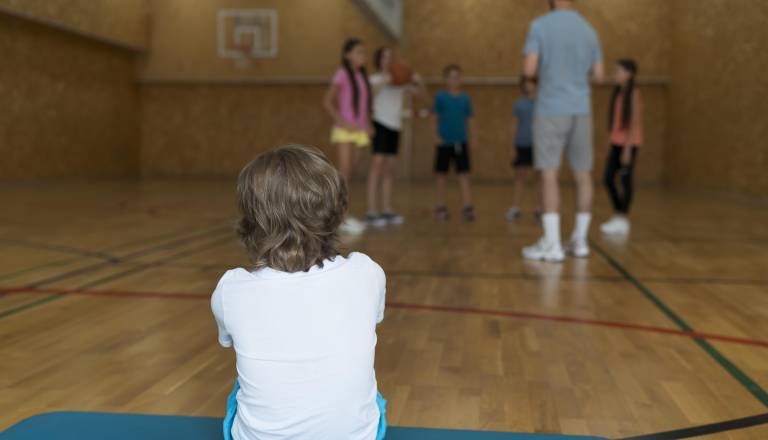 Sporne vzgojne prakse na slovenski srednji šoli: dijaki morali delati sklece?