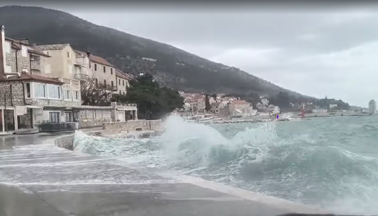 VIDEO: Dalmacija pod vodo, visoka plima in orkanski veter povzročila obsežne poplave