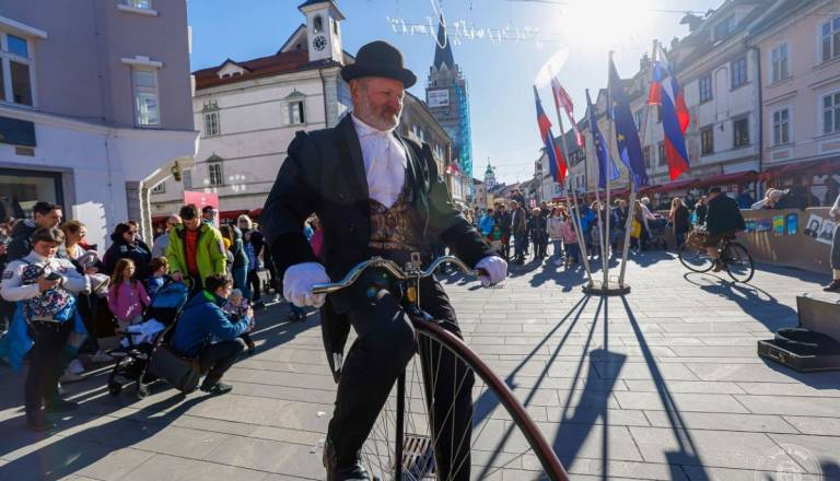 Kranj bo v nedeljo kot nekoč: Prešeren, kočije in polne ulice ob tradicionalnem Prešernovem smenju