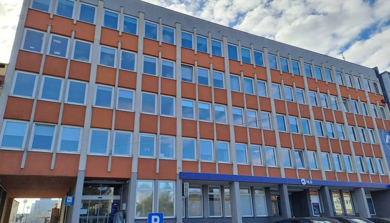 FOTO: Bančna upravna stavba kot urbanistični manifest 