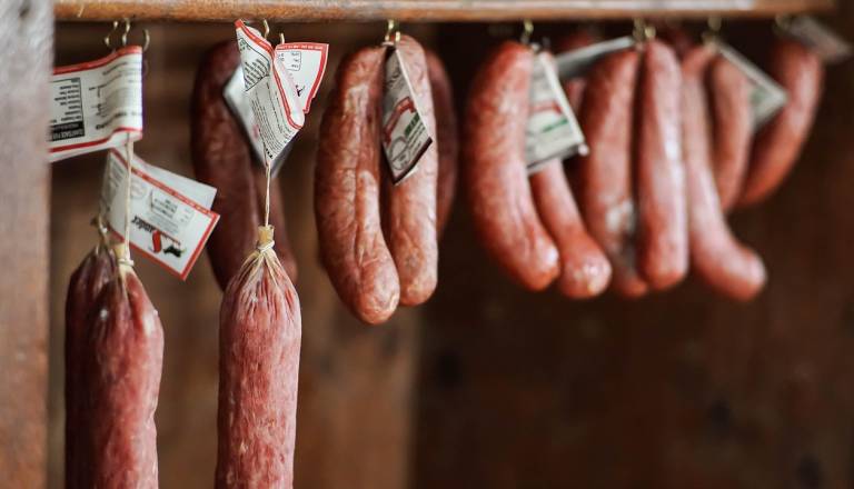 Na Štajerskem klobase tarča tatov, vlomilec iz hiše odnesel 60 salam