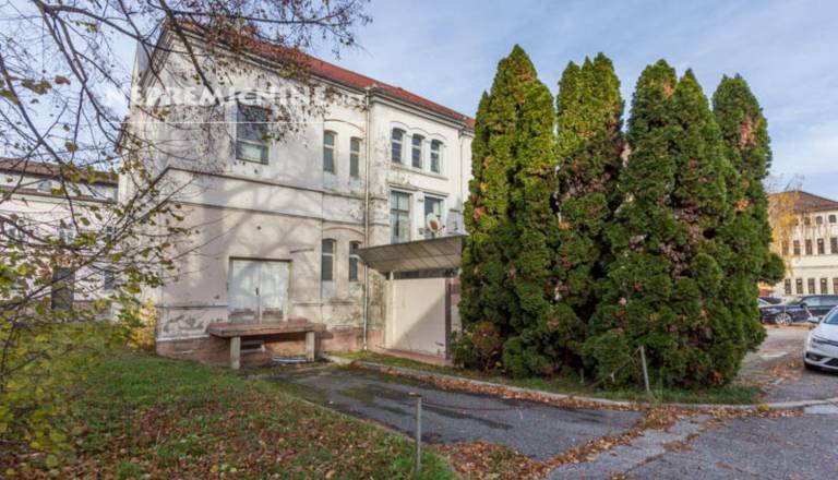 Od vojašnice do televizijskih studiev: Poslovna stavba z dolgo zgodovino v Melju išče novega lastnika