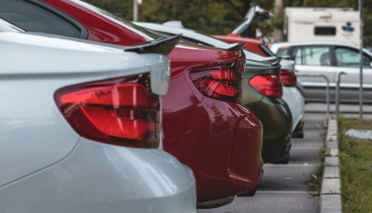 Incident na parkirišču, 76-letnica kričala in odrivala voznika