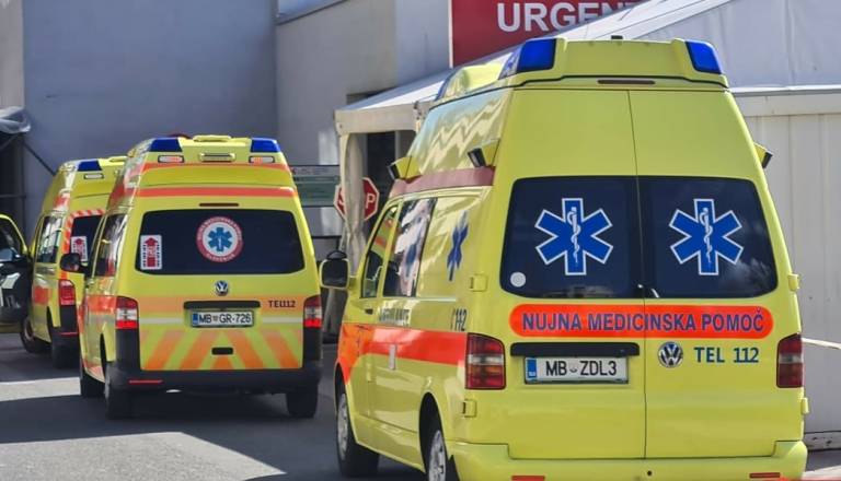 Na urgenci zaradi bolečin v prstu kričal na zaposlene