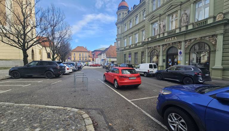Na Slomškovem trgu slovo parkirnih mest, dostop z avtomobili le za stanovalce