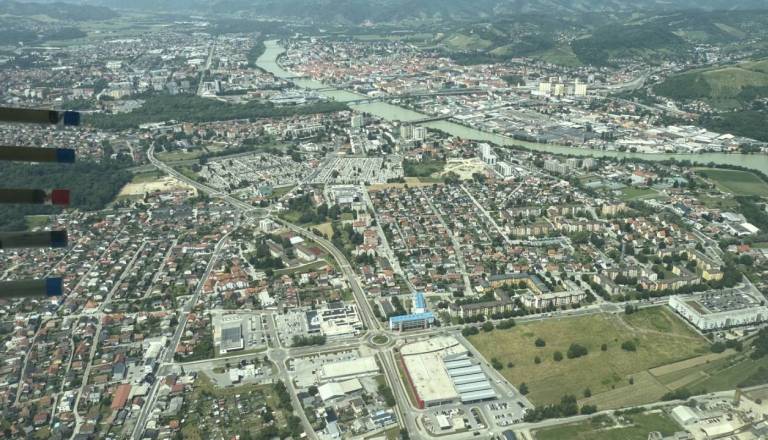 Od začasnih parkirišč do velikega mobilnostnega vozlišča. Kje v Mariboru načrtujejo nova parkirna mesta?