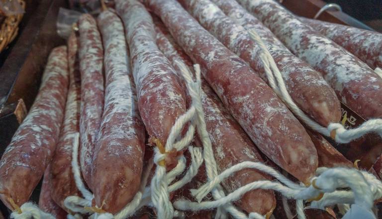 Klobase tarča tatov, vlomilec iz hiše odnesel 60 salam