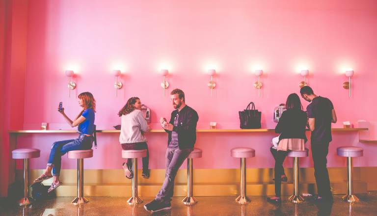 Planetarni vplivi danes odločajo o ljubezni. Katera znamenja bodo sledila srcu?