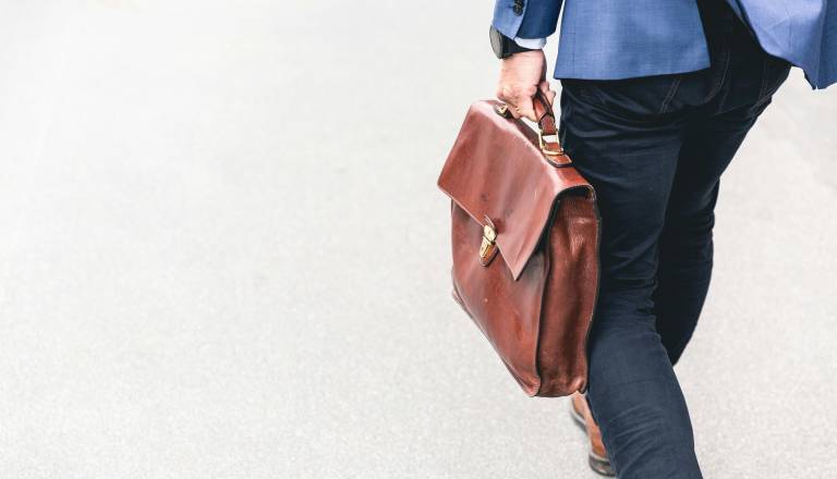 Zaposlitvene priložnosti: Zaposlujeta Javni holding Ljubljana in Ministrstvo za digitalno preobrazbo, iščejo tudi nalivalca tekočin