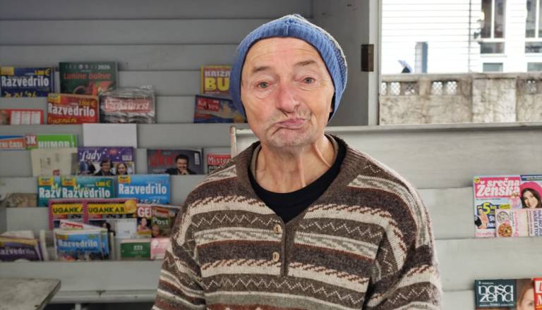 FOTO & VIDEO: 71-letni Rudi zasluži le 8 evrov na dan, a še vedno vztraja pod Plečnikovimi arkadami