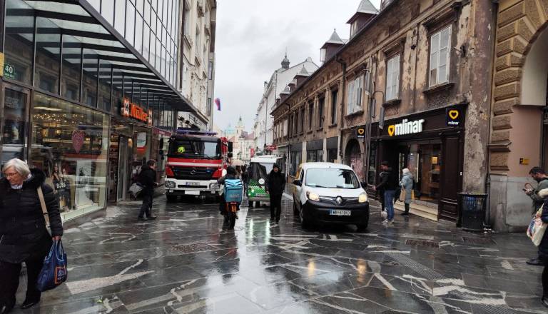 FOTO: Prometni zamašek pločevine v peš coni? Čopova ulica postaja nevaren poligon za pešce