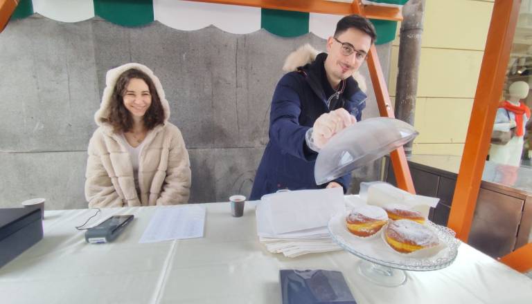 FOTO: Slonovi krofi od danes spet na Čopovi, kljub visoki ceni jih vsi hitijo kupovati!