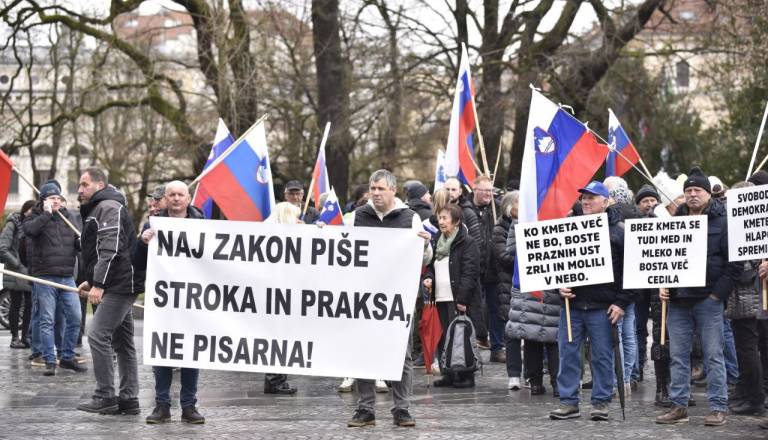 FOTO in VIDEO: Protest kmetov v središču Ljubljane