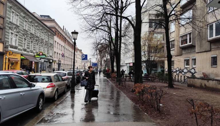 FOTO: Stanovalci na Miklošičevi obupani zaradi smeti, hrupa in podgan, Janković odgovarja s 'širšimi družbenimi izzivi'