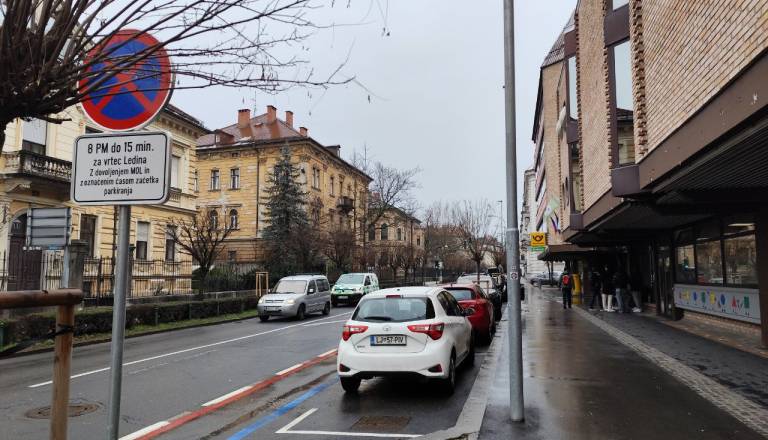 FOTO: Varnost otrok na papirju, kaos na cesti: Zakaj območja »Kiss & Ride« v Ljubljani ne delujejo?