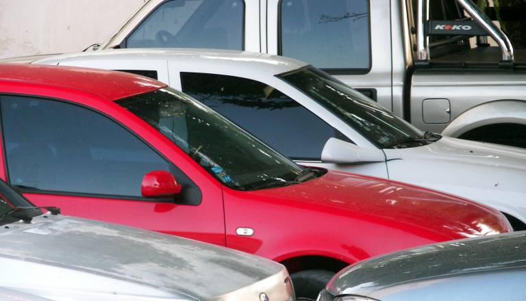 Ženska na parkirišču poškodovala avto ter zmerjala in vpila na moškega