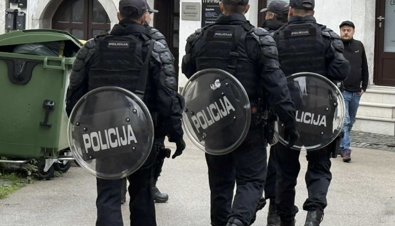 Dolenjski direktor gradbenega podjetja goljufal z računi in gotovino, v štirih letih pobral več kot 75.000 evrov 